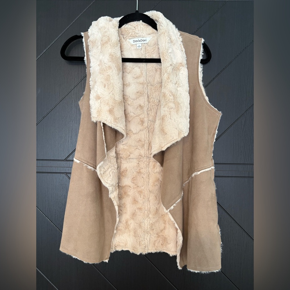 DAVI & DANI Cream Faux Fur Vest